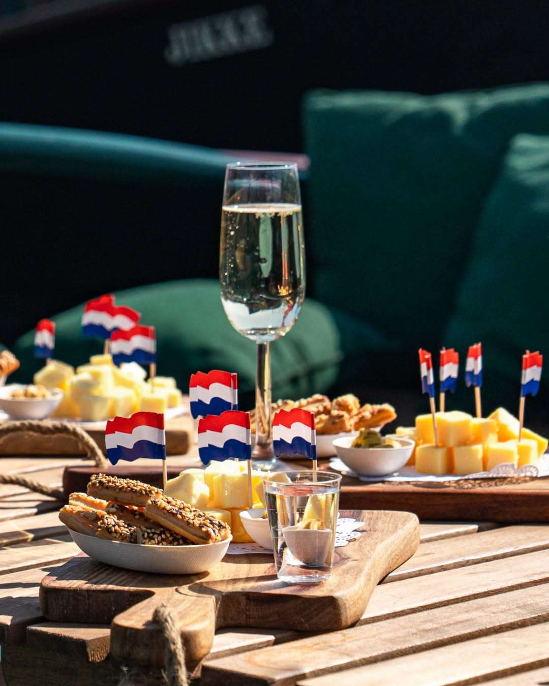 Hop on our Classic Mokum Cruise and level up your ride with:

🧀 Cheese & Cheers Cruise - Dutch cheese, snacks and a glass of jenever
🥂 Bubbles & Bites Cruise - Bubbles and unlimited fancy bites

Just €9,- p.