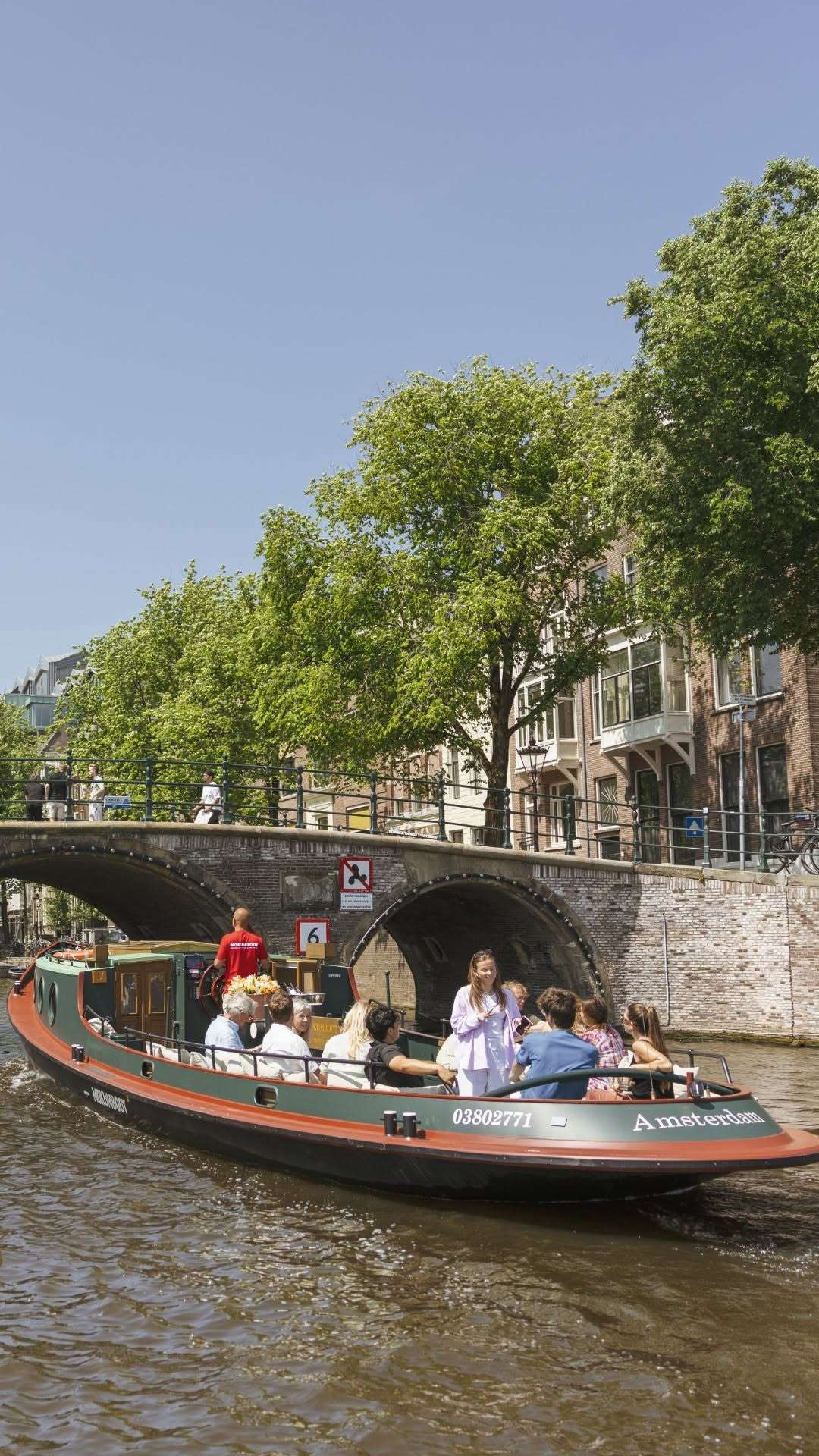 Heads up: once you’ve been on the Classic Mokum Cruise, you’ll be that friend who drops all the fun Amsterdam facts no one saw coming 😏

Way better than those typical headphone tours.