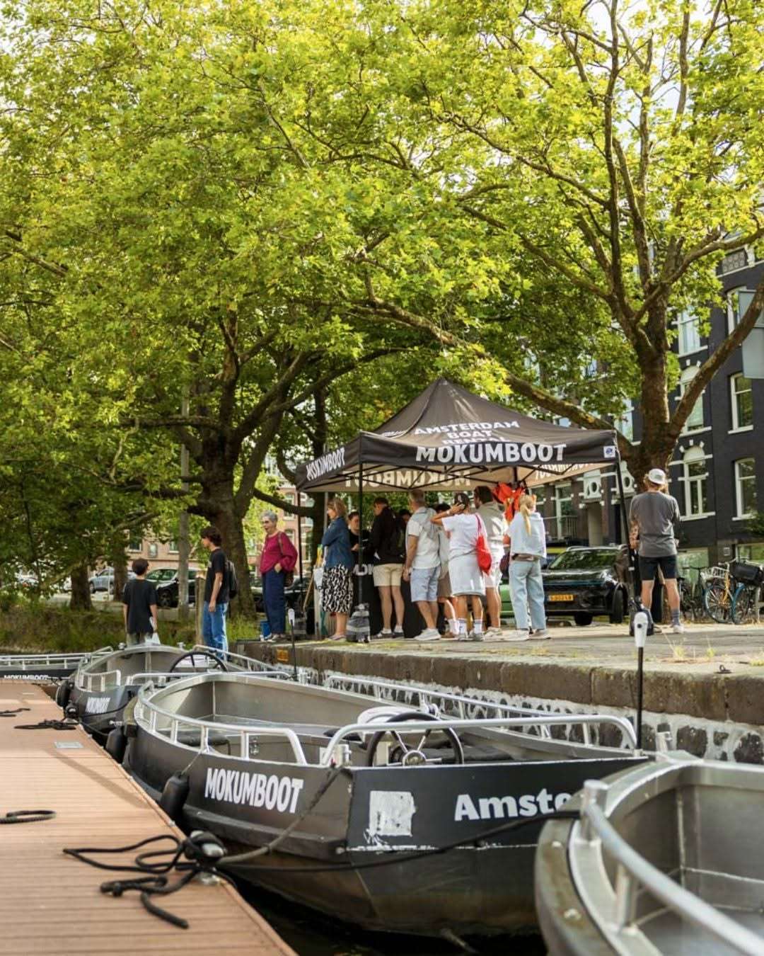 Snacks, drinks, a Mokumboot, sunshine and your best crew = the best day in Amsterdam!