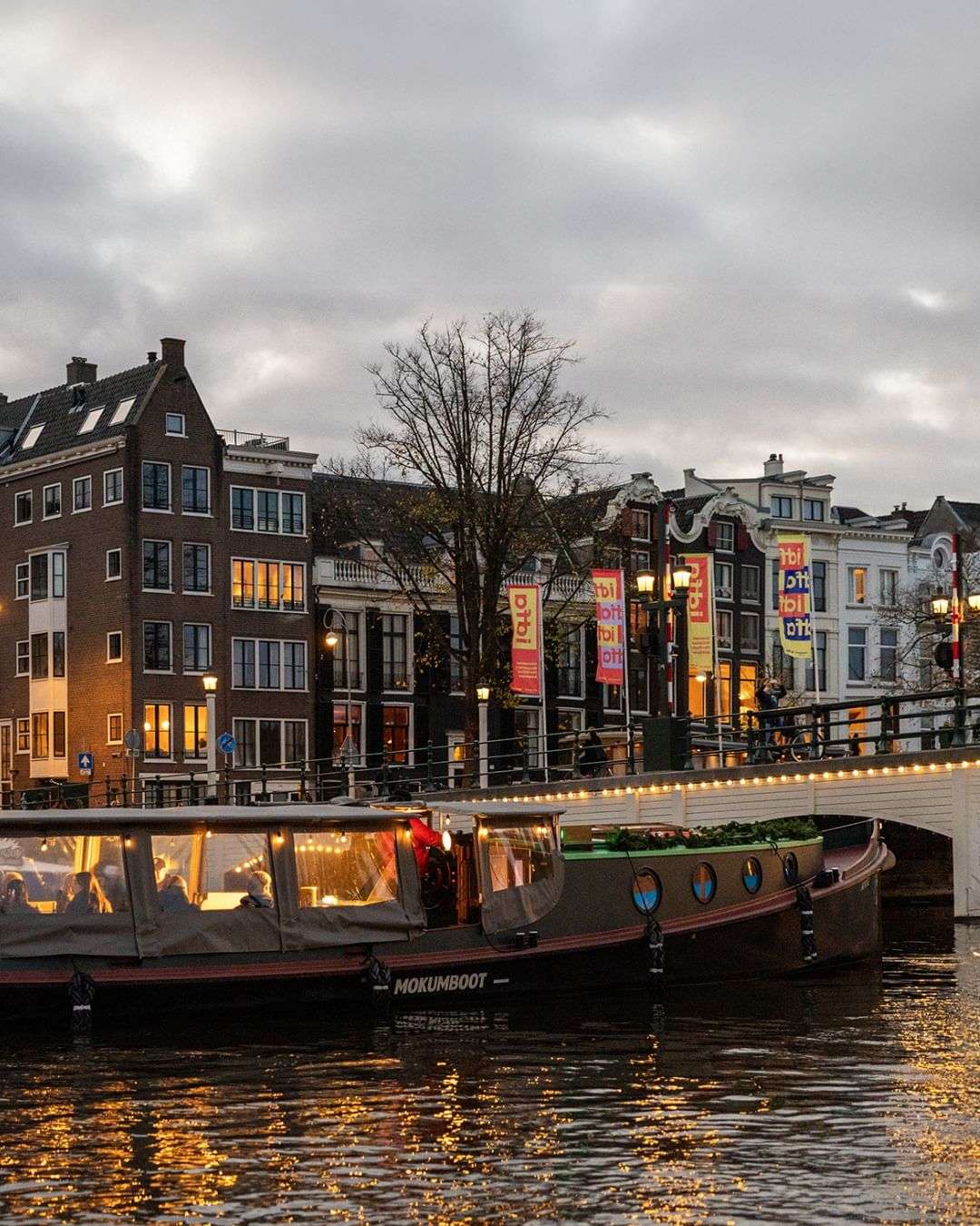 Let @amsterdamlightfestival  dazzle you on an unforgettable canal cruise!