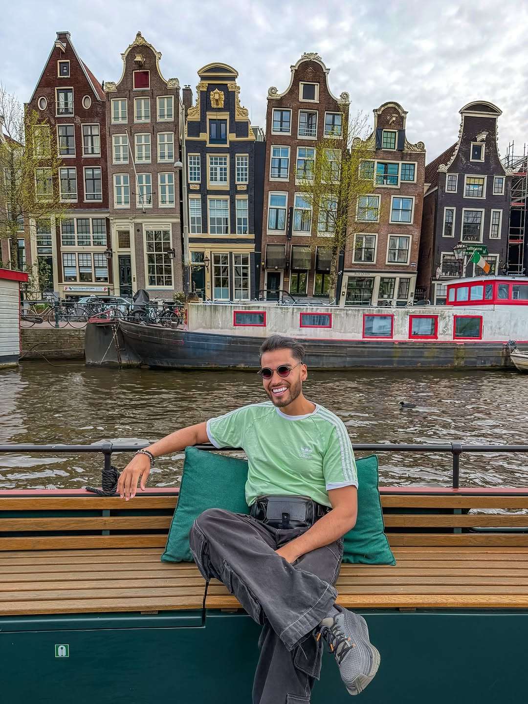AMSTERDAM LA CIUDAD DE EUROPA DONDE SUS  CASAS SON LAS MÁS ESTRECHAS DEL MUNDO, EN MEDIO DE HERMOSOS CANALES😍🇳🇱 

Caminar por Ámsterdam es como recorrer una postal viva: casas delgadas, inclinadas y con ventanas pequeñas que se asoman sobre canales tranquilos.