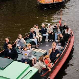 Guided tour or private cruise, Mokumboot is the choice for you.