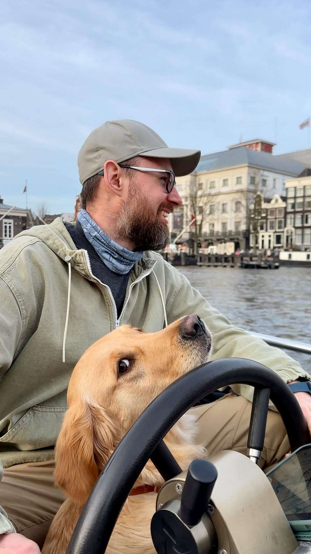 Boats, besties & a very happy doggo🐶

Because nothing beats cruising through Amsterdam with your crew!