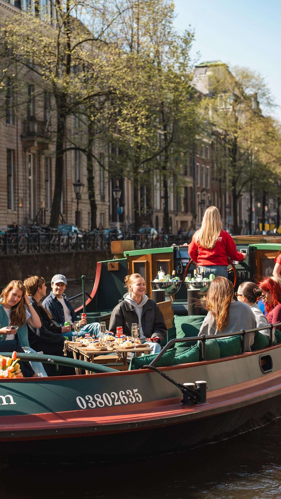 Hop aboard the Classic Mokum Cruise and drift through 750 years of Amsterdam stories, hidden gems, and canal-side magic.