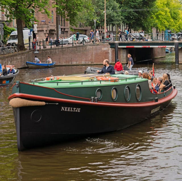 Sleepboot voor een rondvaart over de Amsterdamse grachten.