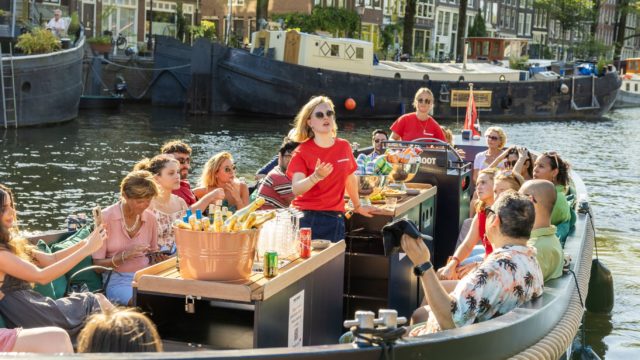 Mokumboot rondvaart luxe open sloep op de Amsterdamse grachten