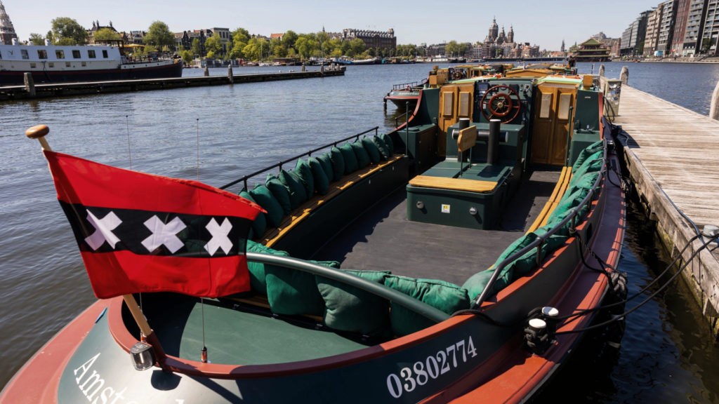 Klassieke sleepboot van rederij Mokumboot