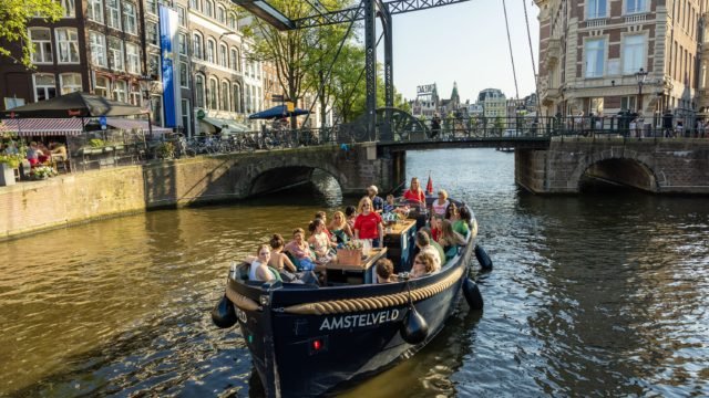 Un sloop de Mokumboot naviguant sur les canaux d'Amsterdam
