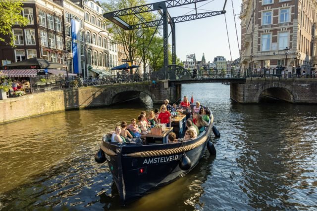 Luxuri&ouml;se offene Schaluppe mit Kapit&auml;n