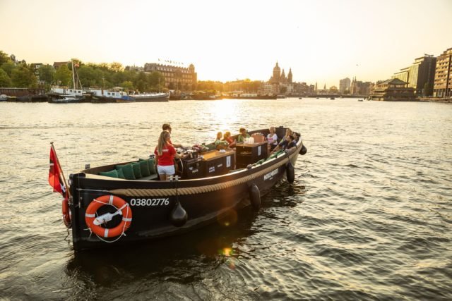 Luxuri&ouml;se offene Schaluppe mit Kapit&auml;n