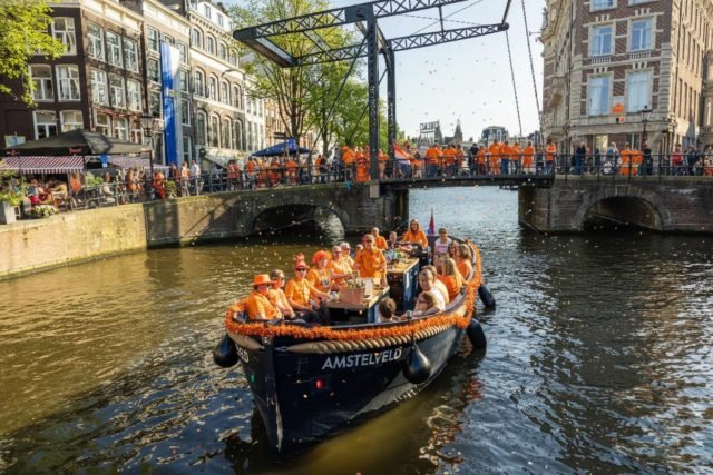Bateau ouvert de luxe avec capitaine