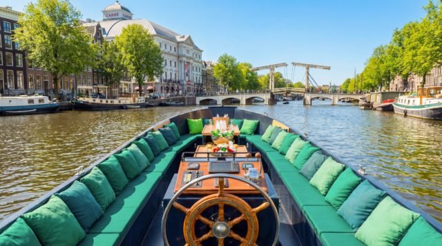 Blick von einem Schlepper auf die Amstel in Amsterdam