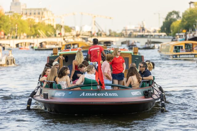 Mokumboot-Schlepper an der Magere Brug in Amsterdam