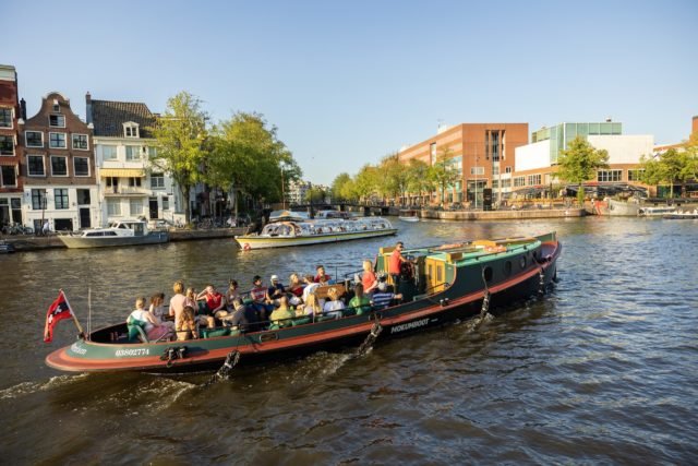 Mokumboot-Schlepper auf der Amstel bei der Magere Brug