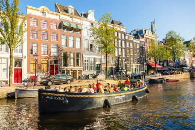 Mokumboot-Schlepper an der Magere Brug auf der Amstel