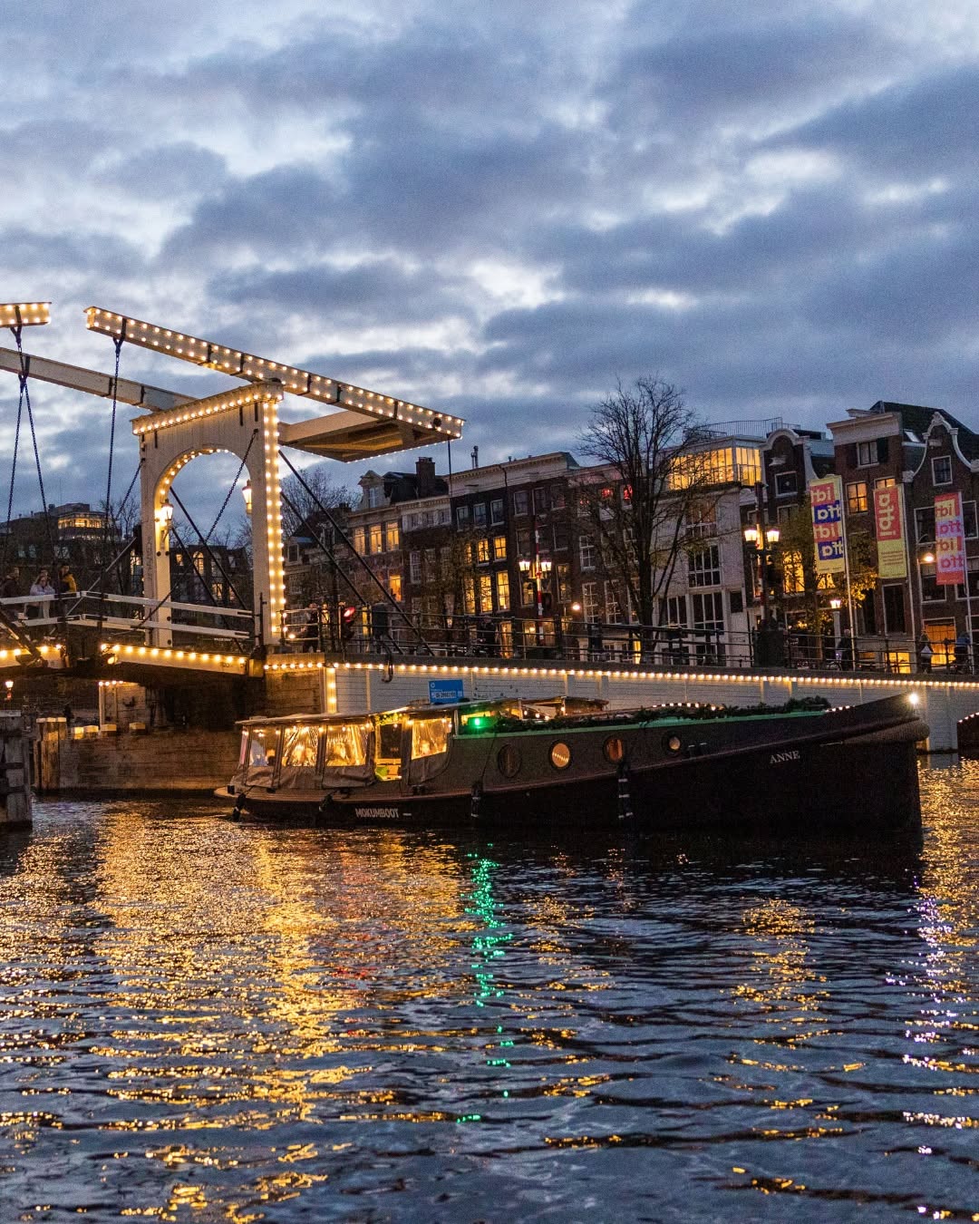 Imagine this: start the night with a 60-minute cruise through the dazzling light installations of the @amsterdamlightfestival, and end it with a cozy 2-course dinner at @hetkarbeel.
